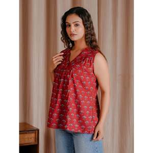 Top Corto Transpirable de Algodón Mulmul con Estampado de Bloques Rojos y Tejido Butti - Product Image 3