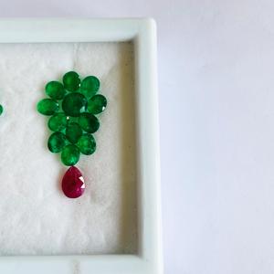 Lujosos pendientes de Esmeralda y rubí naturales con calidad AAA y piedras de Esmeralda y rubí de alto brillo con un corte perfecto - Product Image 2