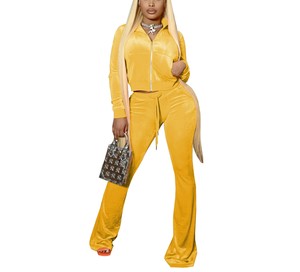 Conjuntos de dos piezas de terciopelo de alta calidad con logotipo personalizado OEM para mujer, sudaderas con capucha recortadas, pantalones de chándal, sudadera con capucha y cremallera, pantalón acampanado, chándal - Product Image 3