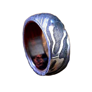 Anillo de acero de Damasco martillado audaz con capas de alto contraste y diseño de banda de ajuste cómodo Alianza DE BODA clásica de acero de Damasco - Product Image 1