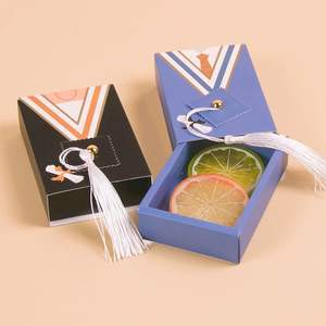 Caja de Regalo Personalizada para Velas Aromáticas, con Laminado Brillante, Estampado en Relieve, Esponja y Material Reciclable - Product Image 1