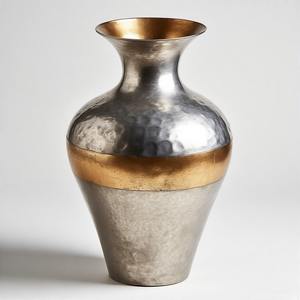 Jarrón alto BrushedGlory Opulent Grace Tall Bronce Acabado Diseñador Jarrón de metal Exquisito acento hecho a mano para la decoración del hogar - Product Image 5