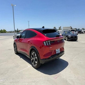 Ford Mustang Mach-E Premium 2021, SUV électrique rouge, 5 places, intérieur en cuir, éclairage LED, toit ouvrant panoramique, pneus R20 - Product Image 2