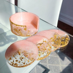 Dessous de verre en résine durable et fonctionnel offrant à la fois un but protecteur et un attrait décoratif pendant les mariages et les réunions de famille - Product Image 1