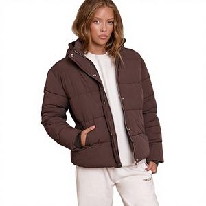 Veste d'hiver rembourrée à capuche pour femme, respirante, tricotée, de haute qualité, avec logo personnalisé OEM - Product Image 1