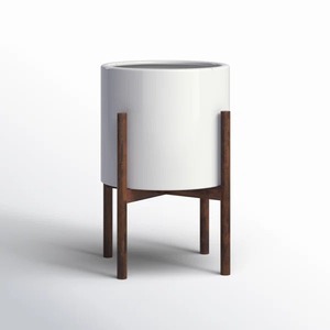 Maceta de metal de diseño elaborada con detalles artísticos que brinda un aspecto lujoso y elegante a los interiores - Product Image 4