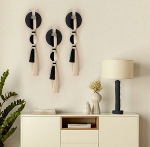 Suspension murale en macramé unique noir et blanc pour entrée, couloir, décoration intérieure et pièce murale distinctive, fabriquée à la main en Inde - Product Image 3
