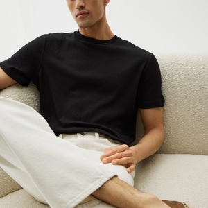 เสื้อยืดผู้ชายทรงหลวมพร้อมผ้าน้ำหนักเบาสวมใส่สบายและระบายอากาศได้ดีเหมาะสำหรับชุดในชีวิตประจำวัน - Product Image 1