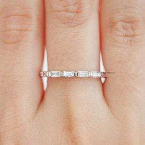 0,9 TC Baguette Cut Moissanite Band en oro blanco sólido de 14K Anillo de Bodas de media eternidad para mujeres Elegante banda de apilamiento a juego - Product Image 3