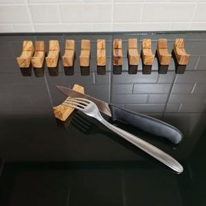 Nouveau repose-couverts compact en bois massif incurvé, design minimaliste en une seule pièce, accessoire de table de cuisine fait à la main pour cuillère, fourchette, couteau - Product Image 4