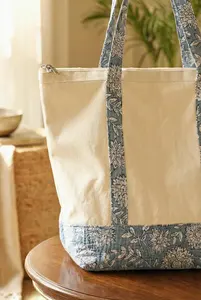 Sac fourre-tout en toile blanche avec poignées florales bleues |   Sac à bandoulière en coton fait main |   Sac fourre-tout pour le marché et les voyages, réutilisable pour les courses - Product Image 2