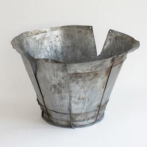 Base de árbol de Navidad de aluminio rústico antiguo Decoración elegante para el hogar con detalles de cesta de cuello trenzado para decoraciones festivas - Product Image 6