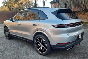 Cayenne Turbo V6 AWD 2024 d'occasion, conduite à gauche, sièges en cuir, pneus R21, pack Premium Plus, toit ouvrant panoramique - Product Image 3