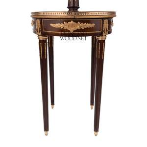 Mesa Auxiliar Redonda de Madera de Lujo con Compartimentos de Almacenamiento Ocultos de Terciopelo y Detalles Ornamentales de Latón Dorado para Interiores Clásicos - Product Image 2