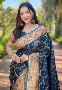 Sari Banarasi de Seda Suave Verde Mehendi con Tejido Intrincado de Zari de Pavo Real, Sin Arrugas, Protección Solar, Perfecto para Fiestas - Product Image 4