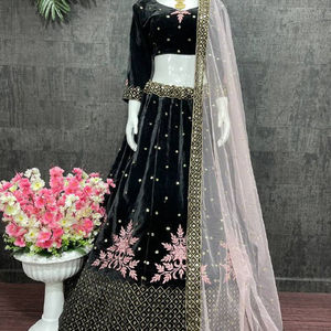Tenue de mariée de créateur, lehenga cha en velours lourd imprimé avec un dupatta lourd - Product Image 1