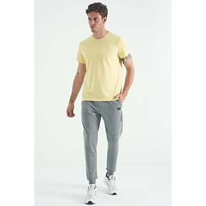เสื้อยืดคอกลมแขนสั้นผ้าฝ้ายผสมอีลาสเทนสีเหลืองสำหรับผู้ชาย Air Jones รุ่น Basic เหมาะสำหรับสไตล์ลำลองในชีวิตประจำวัน - Product Image 3