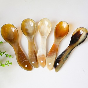 Cuillère en corne de buffle rustique faite à la main, matériau naturel de qualité supérieure, ustensile de cuisine - Product Image 2