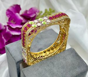 Brazalete Abrible de Alta Calidad con Acabado Dorado Étnico y Circonitas Cúbicas para Bodas, Compromisos y Fiestas para Mujer - Product Image 1