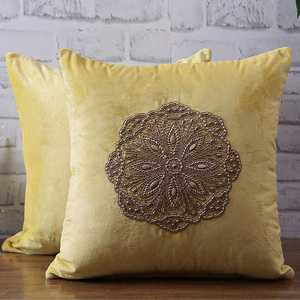 Housse de coussin perlée Mandala faite à la main de luxe parfaite pour la décoration bohème de la maison et de l'hôtel - Product Image 1
