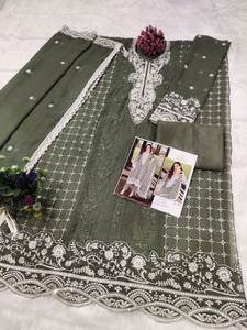 SIE presenta el diseño de moda de alta calidad de salwar kameez, diseñado para las noches de sangeet o las cenas de Eid, con el conjunto de dupatta a juego. - Product Image 4