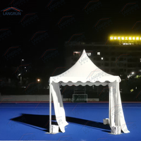 Gazebo triangulaire automatique 5x5m avec structure en aluminium et couverture en PVC, résistant au vent jusqu'à 100 km/h, idéal pour les événements en extérieur, capacité 3-8 personnes