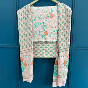 Tela de Chifón 100% Estampada a Mano con Diseño Tradicional Indio para Confección de Prendas, Material de Vestido sin Coser - Product Image 1