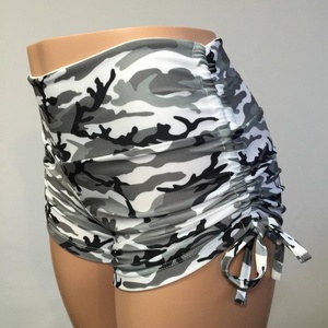 กางเกงขาสั้นเอวยางยืดน้ำหนักเบาสำหรับผู้หญิงพร้อมกระดุมตกแต่งและกระเป๋าตะเข็บด้านข้างแห้งเร็ว - Product Image 2