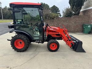 Tracteur agricole miniature Kioti CS2210 d'occasion, système hydraulique robuste, performances efficaces pour les activités agricoles légères. - Product Image 3