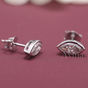 Boucles d'oreilles clous en diamant de laboratoire certifié IGI, taille marquise, serties clos en or 18 carats, style minimaliste, cadeau idéal pour mariage et anniversaire - Product Image 3