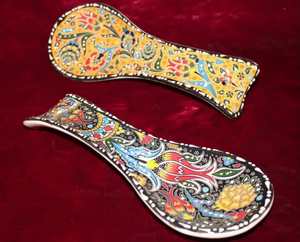 Repose-cuillère en céramique peinte à la main DAFNI BIG PAZAR Modèle 15 En stock Fabriqué à Istanbul Lavage à la main uniquement Ne convient pas au lave-vaisselle - Product Image 2