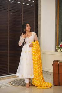 Tejidos místicos de Anvika de giros gloriosos de la India en tonos estampados arraigados en la cultura bailando con los colores de un corazón atemporal - Product Image 4