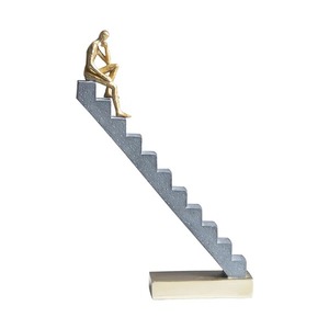 Figurine moderne sur escalier Design Tabletop Showpiece Stylish Home Office Decor Gift Display Symbole of Progress and Growth - Product Image 5