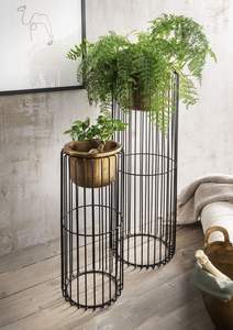 Jardinières en métal vintage avec support noir, parfaites pour une décoration végétale unique dans les espaces à thème. - Product Image 3