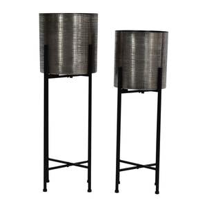 Jardinière en métal au fini rustique avec support pour les intérieurs de style ferme, parfaite pour ajouter un charme naturel à toute maison - Product Image 2