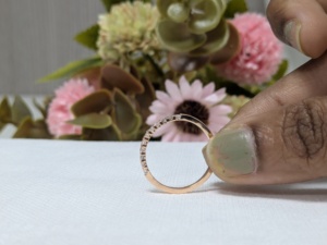 Anillo de Eternidad de Oro Amarillo de 14k con Moissanita Engastada en Media Halo, de Moda, para Mujer, con Certificado de Tercera Parte - Product Image 3