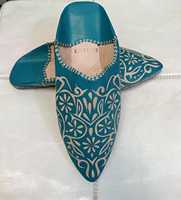 Mules marocaines en cuir turquoise artisanales, motif floral sculpté, babouches plates à bout pointu, vente en gros