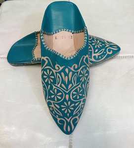 Mules marocaines en cuir turquoise artisanales, motif floral sculpté, babouches plates à bout pointu, vente en gros - Product Image 2