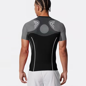 เสื้อแรชการ์ดสำหรับผู้ใหญ่ แบบ unisex แขนครึ่งตัว ผลิตจากวัสดุรักษ์โลก น้ำหนัก 220 กรัม แห้งเร็ว เหมาะสำหรับออกกำลังกายและว่ายน้ำ สามารถปรับแต่งได้ พร้อมลายพิมพ์แบบ sublimation ระบายอากาศได้ดี - Product Image 6