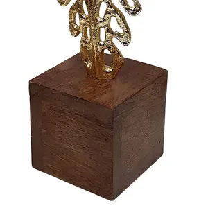 Feuilles d'or avec décor de table en bois - Product Image 5