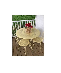 Ensemble de salle à manger d'extérieur en fonte avec de beaux détails pour un décor vintage luxueux sur un patio ou un jardin - Product Image 6