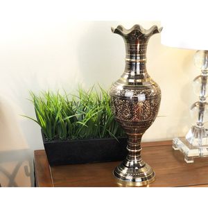 Vases en métal de luxe de couleur or et noir élégants avec une forme hexagonale unique avec un design complexe de feuilles pour la décoration intérieure - Product Image 3