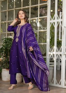 2025 nuevo lanzamiento llamativo hermoso bordado VISCOSA CHANDERI tela hasta la rodilla Kurti & Pent con Dupatta Set de Surat - Product Image 4