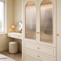 Système de rangement de vêtements moderne blanc crème robuste, grande armoire pour le rangement des vêtements de chambre, penderie