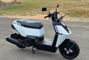 Scooter électrique hybride auto-chargeant S Y M PE3 à vente rapide, autonomie supérieure à 320 km, 5,4 CV - Product Image 1