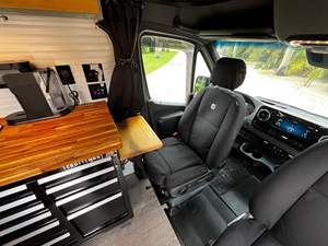 Conversión de Camioneta Sprinter 2500 4x4 2022 a Camper Personalizado, Turbodiésel V6, Tracción en las 4 Ruedas, Carrocería de Techo Alto - Product Image 4