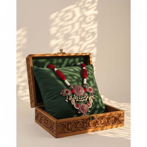 Collar Largo Tribal Tales con Colgante de Pavo Real con Incrustaciones de Piedras, Joyería Cultural Coleccionable - Product Image 3