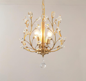 โคมระย้าดอกไม้ทองเหลืองโบราณกรอบทองประดับด้วยกุหลาบเซรามิกสีขาวและหยดคริสตัลมีจำหน่ายในราคาขายส่ง - Product Image 3