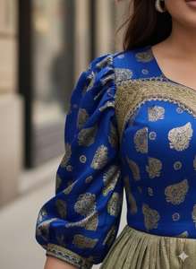 Couple sud-asiatique sophistiqué portant des tenues traditionnelles festives coordonnées bleu royal et or, avec un brocart pour homme - Product Image 4