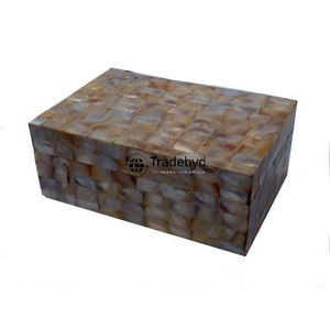 Caja con incrustaciones de resina ecológica hecha a mano con almacenamiento de joyas de atractivo natural para regalos sostenibles de Tradebyd - Product Image 4